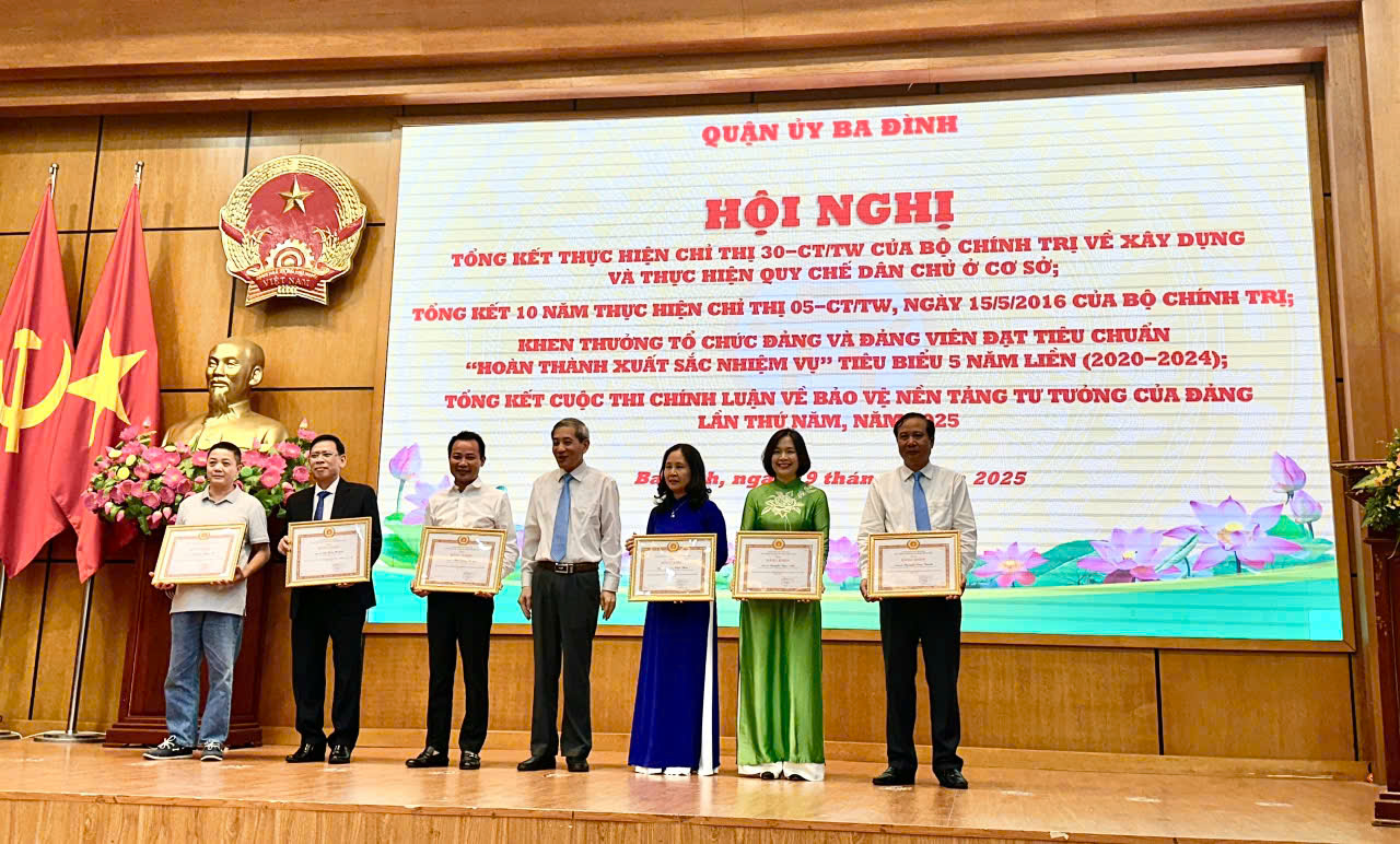 Chi bộ Trường Tiểu học Thành Công B đạt nhiều thành tích xuất sắc trong công tác tổng kết thực hiện các Chỉ thị của Bộ Chính trị