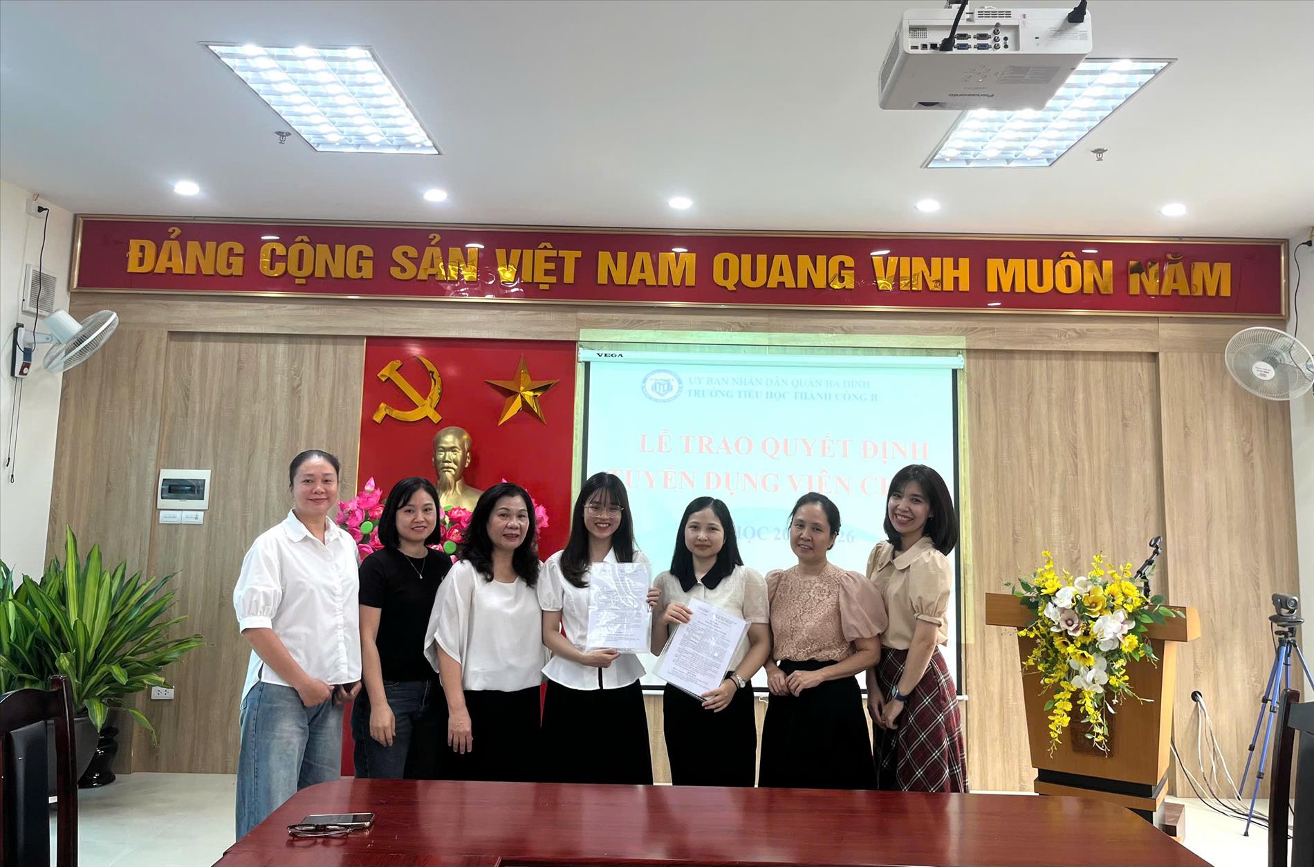 Lễ công bố và trao Quyết định tuyển dụng viên chức Tiếng Anh tại trường Tiểu học Thành Công B