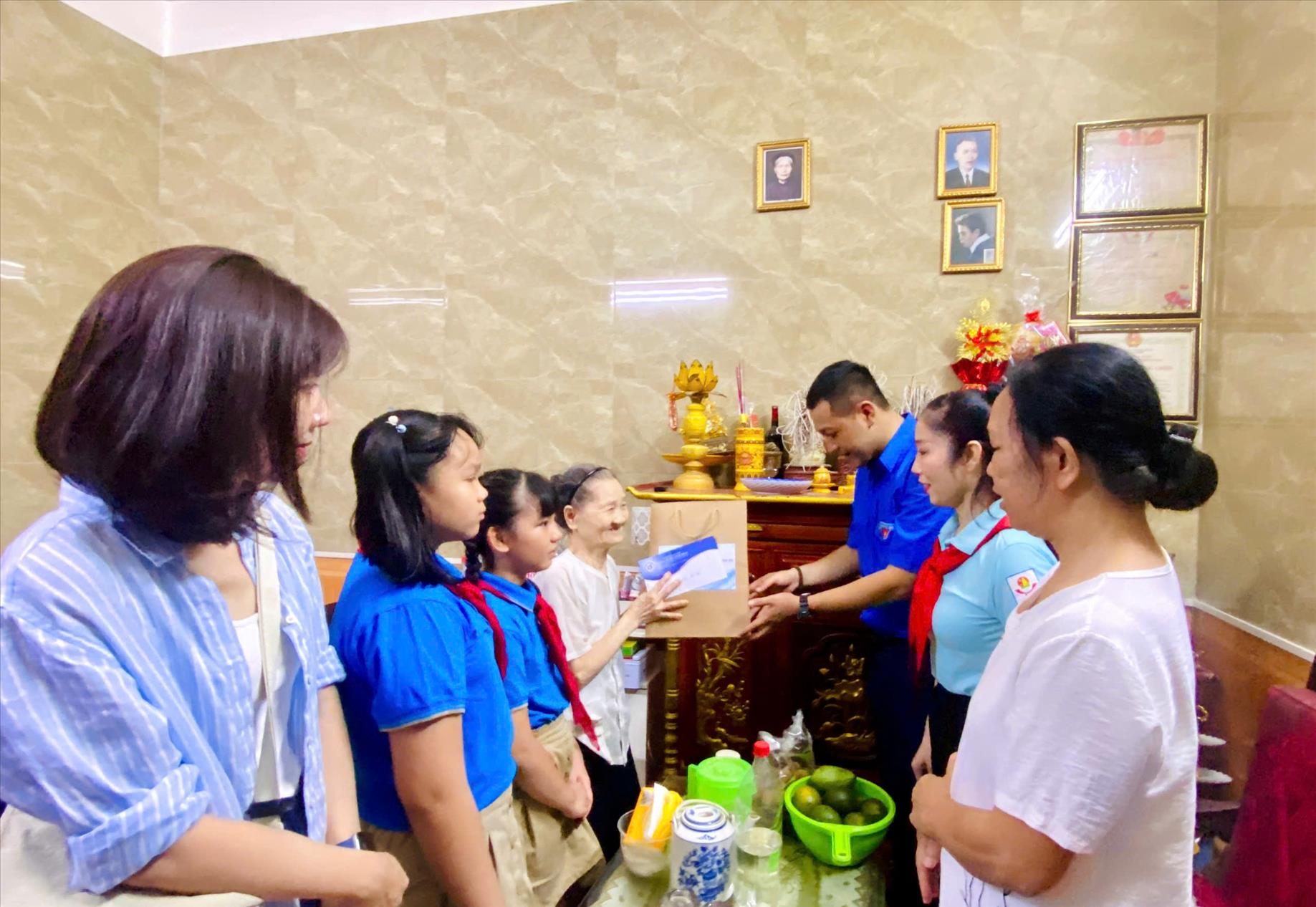 Trường Tiểu học Thành Công B thăm hỏi, tặng quà các gia đình chính sách