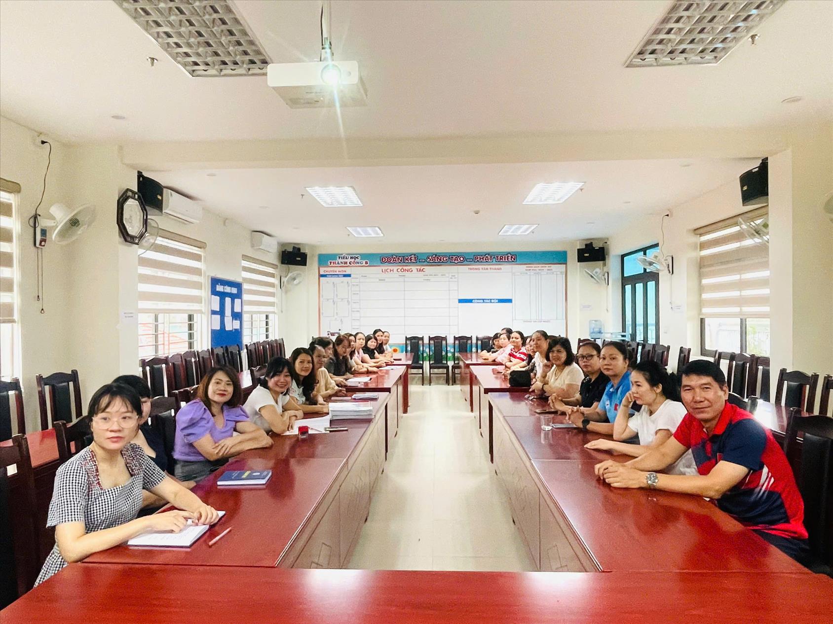 Cán bộ, giáo viên, nhân viên Trường Tiểu học Thành Công B tích cực tham gia lớp bồi dưỡng chính trị hè 2025