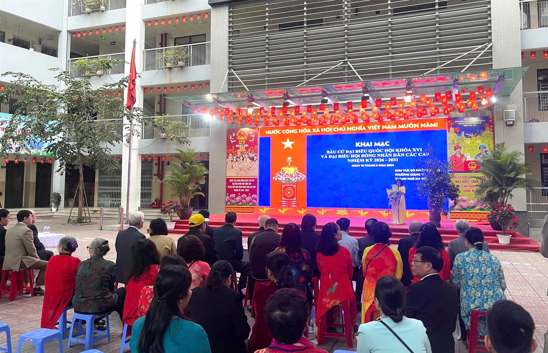 Không khí ngày hội non sông tại Trường Tiểu học Thành Công B