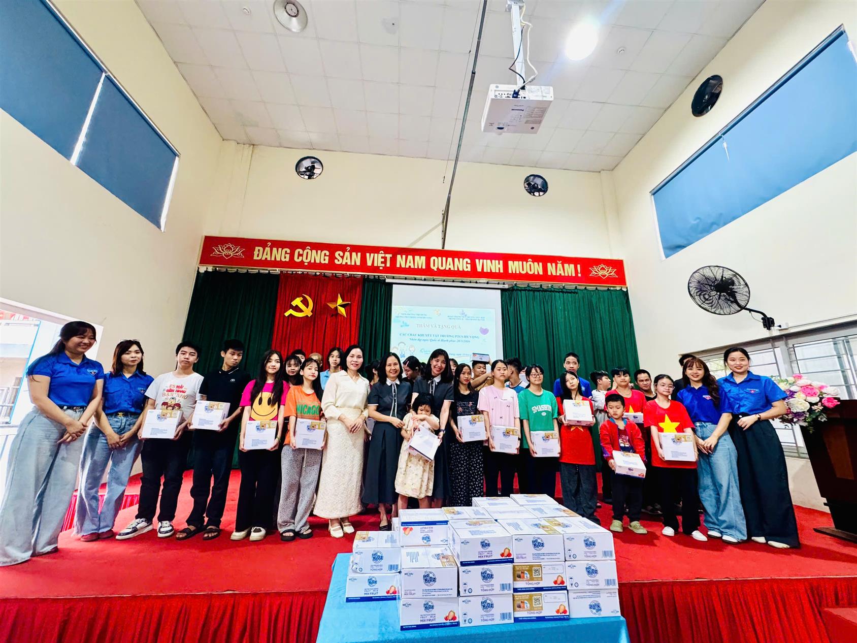 Chi đoàn Trường Tiểu học Thành Công B trao quà thiện nguyện tại Trường Phổ thông Hy Vọng