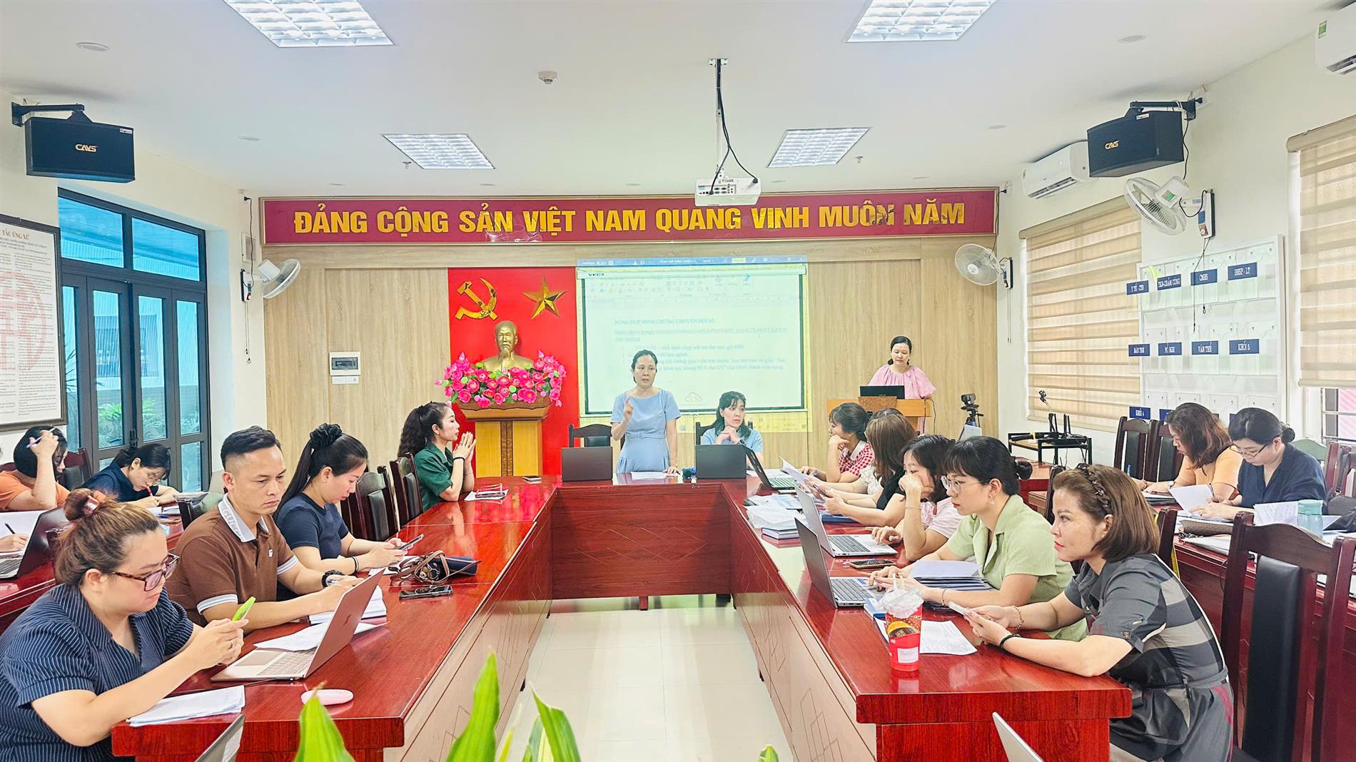 TẬP HUẤN CHUYỂN ĐỔI SỐ ĐẨY MẠNH ỨNG DỤNG CÔNG NGHỆ TRONG GIÁO DỤC TẠI TRƯỜNG TIỂU HỌC THÀNH CÔNG B