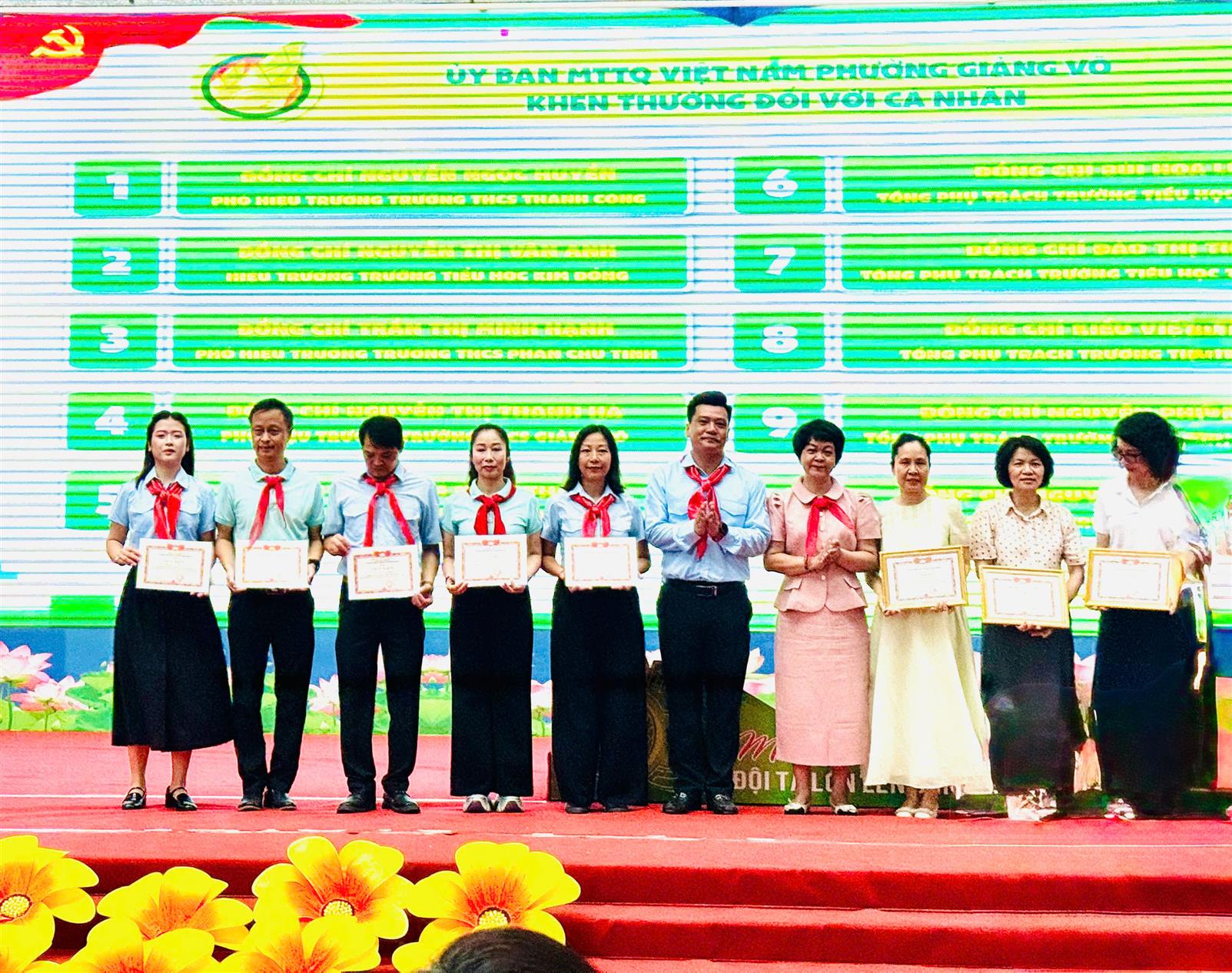 LIÊN ĐỘI TRƯỜNG TIỂU HỌC THÀNH CÔNG B VÀ CÁC ĐỘI VIÊN XUẤT SẮC ĐÓN NHẬN GIẤY KHEN TRONG LỄ KỶ NIỆM 85 NĂM NGÀY THÀNH LẬP ĐỘI