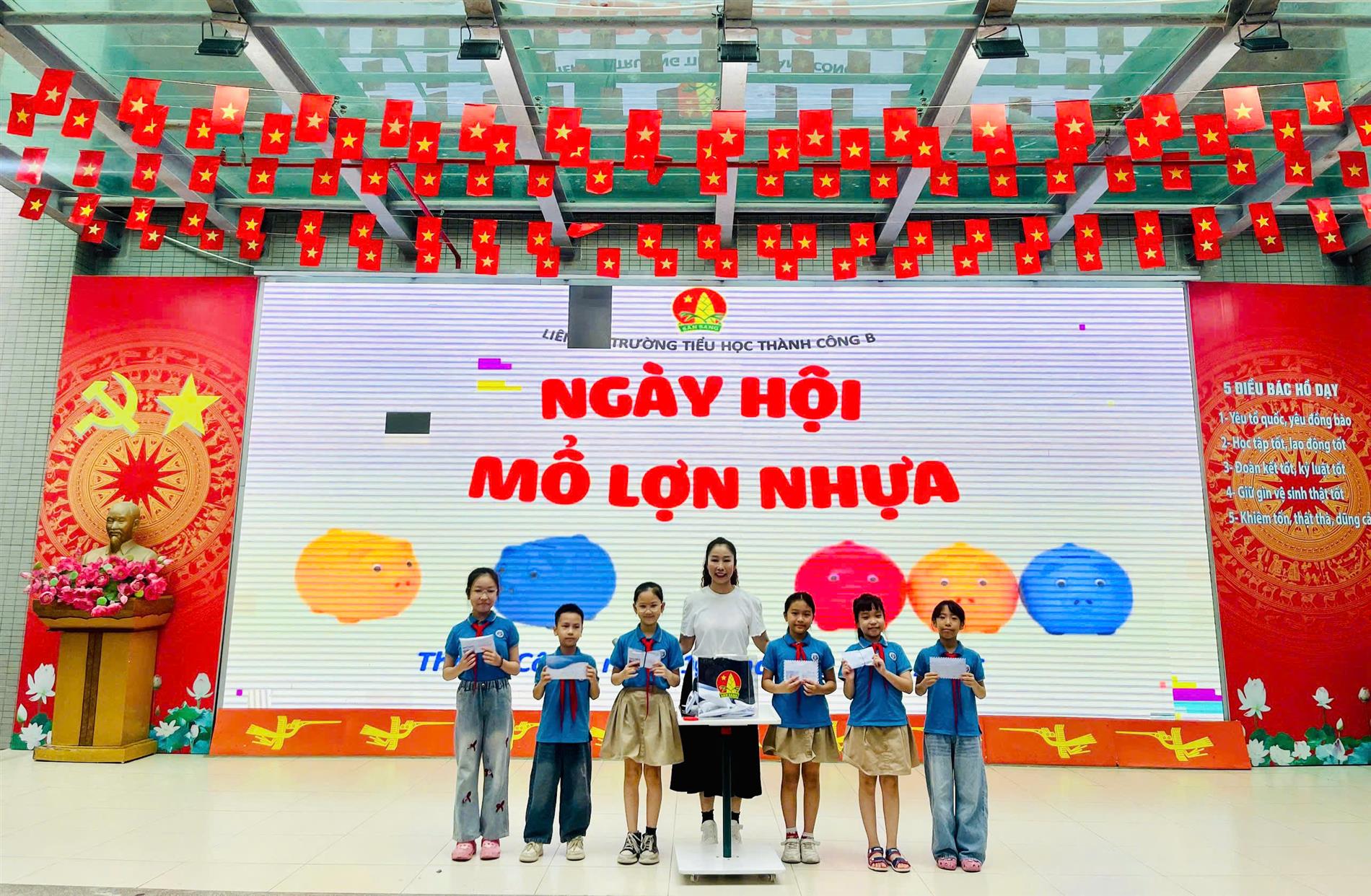 RỘN RÀNG “NGÀY HỘI MỔ LỢN NHỰA”