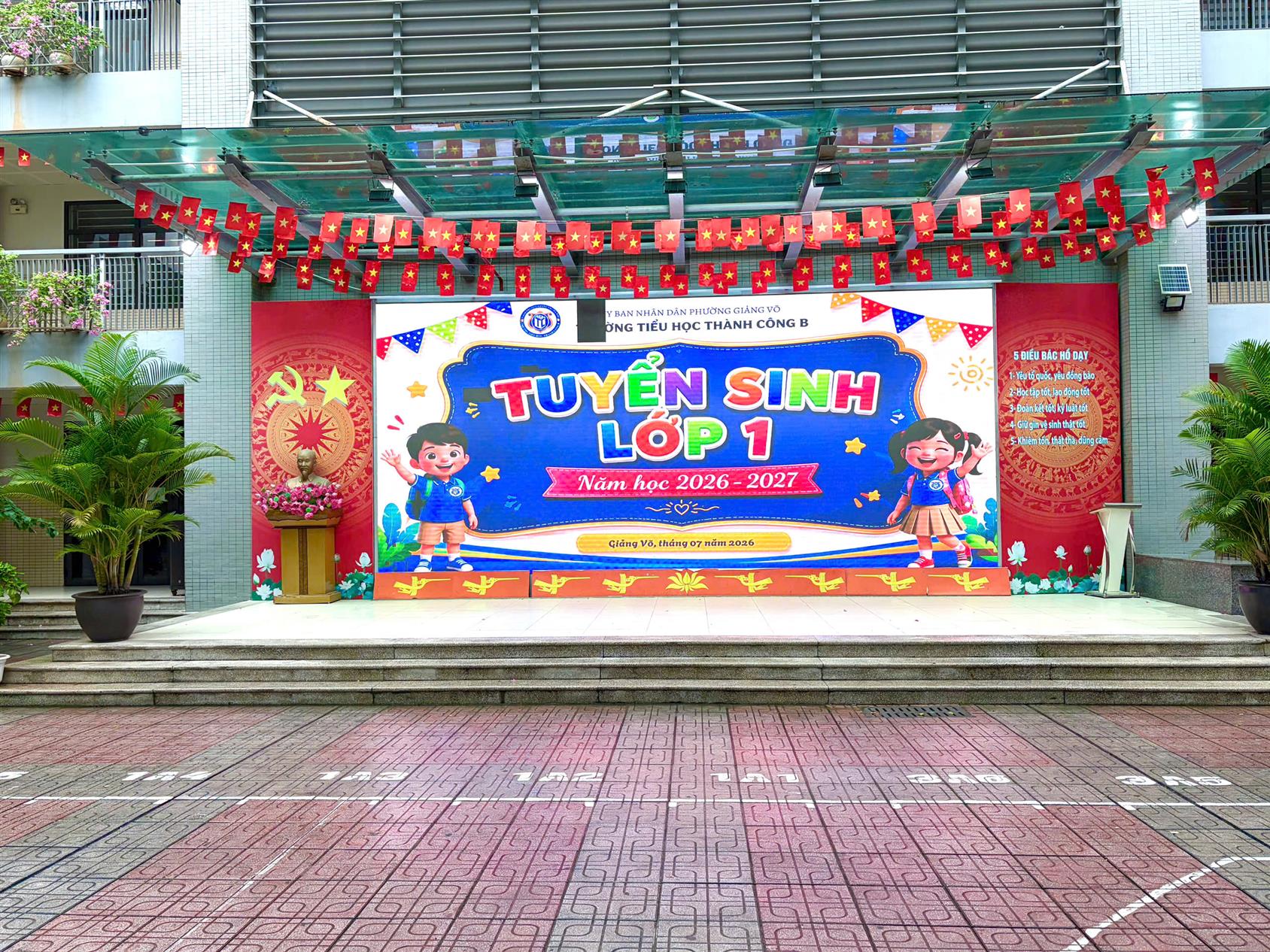 ẤM ÁP VÀ CHU ĐÁO: RỘN RÀNG CÔNG TÁC TUYỂN SINH VÀO LỚP 1 TẠI TRƯỜNG TIỂU HỌC THÀNH CÔNG B