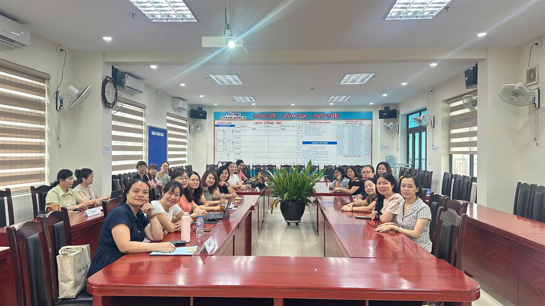 TÍCH CỰC THAM GIA TẬP HUẤN SÁCH GIÁO KHOA THỐNG NHẤT TOÀN QUỐC