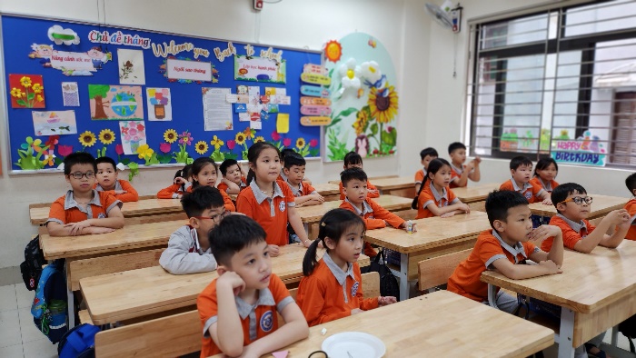 A group of children in a classroom

Description automatically generated