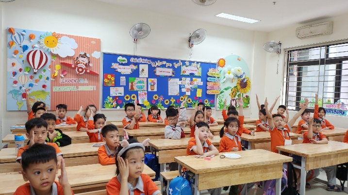 A group of children in a classroom
Description automatically generated