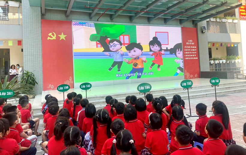 A picture containing text, person, group, crowd
Description automatically generated