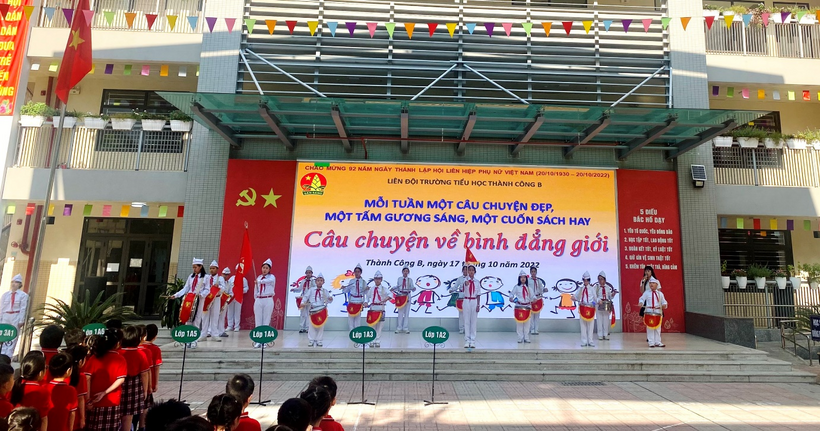 A group of people on a stage
Description automatically generated with medium confidence