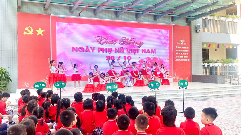 A group of people on stage
Description automatically generated with low confidence