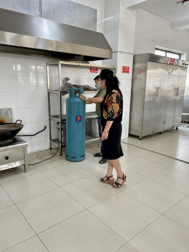 A person standing in a kitchen
Description automatically generated with medium confidence