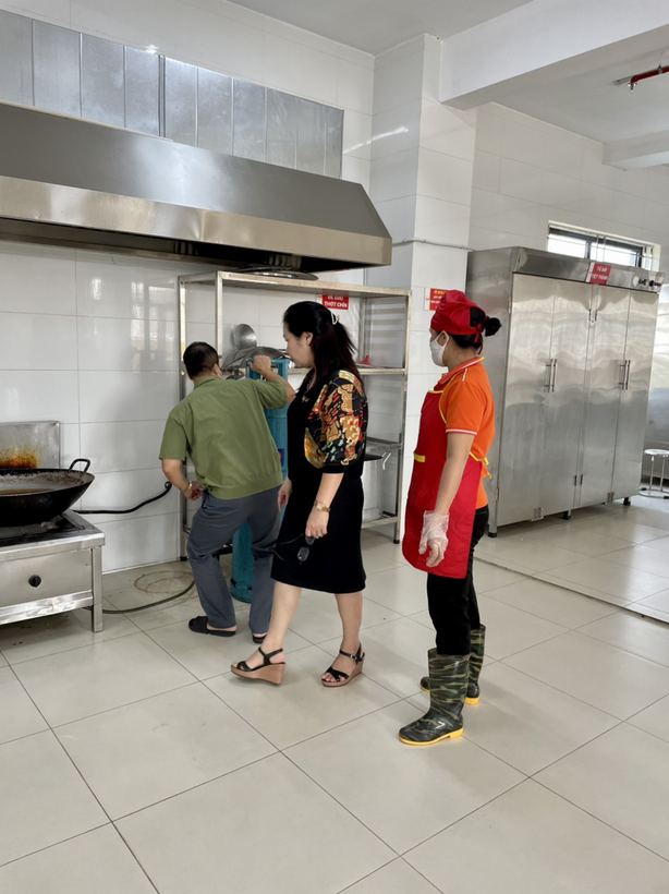 A group of people in a kitchen
Description automatically generated