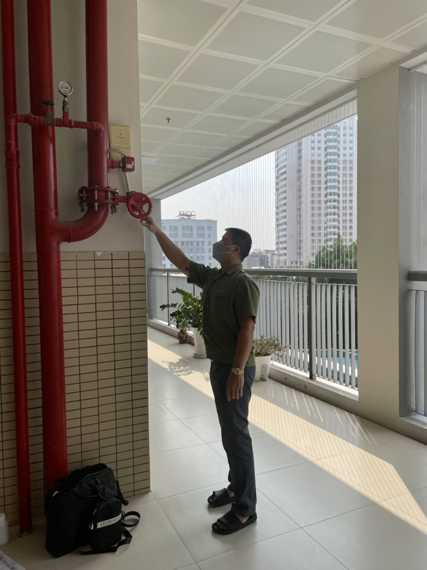 A picture containing indoor, floor, person, ceiling
Description automatically generated