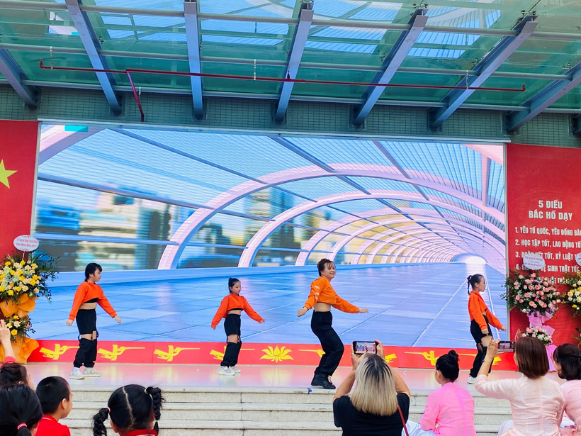 A group of people on a stage
Description automatically generated with medium confidence