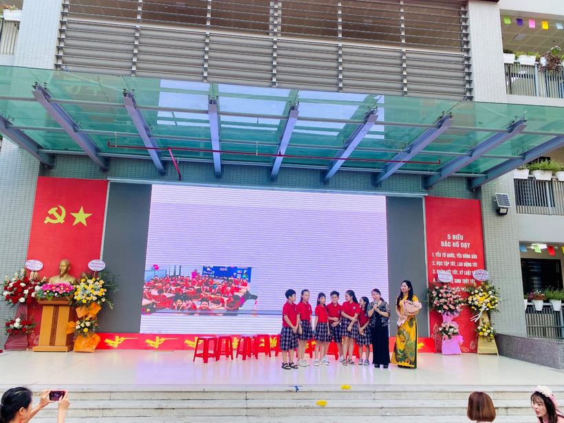 A group of people on a stage
Description automatically generated