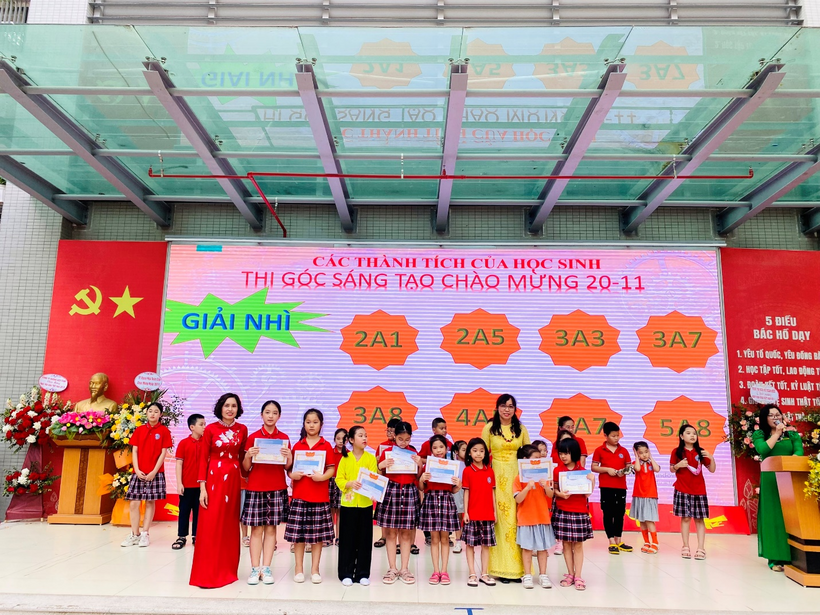 A picture containing text, group, racing, line
Description automatically generated