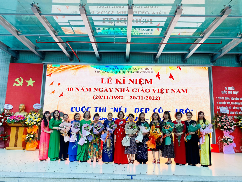 A group of people posing for a photo
Description automatically generated with low confidence