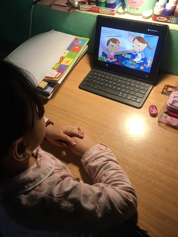 Ảnh có chứa văn bản, người, trong nhà, bàn
Mô tả được tạo tự động