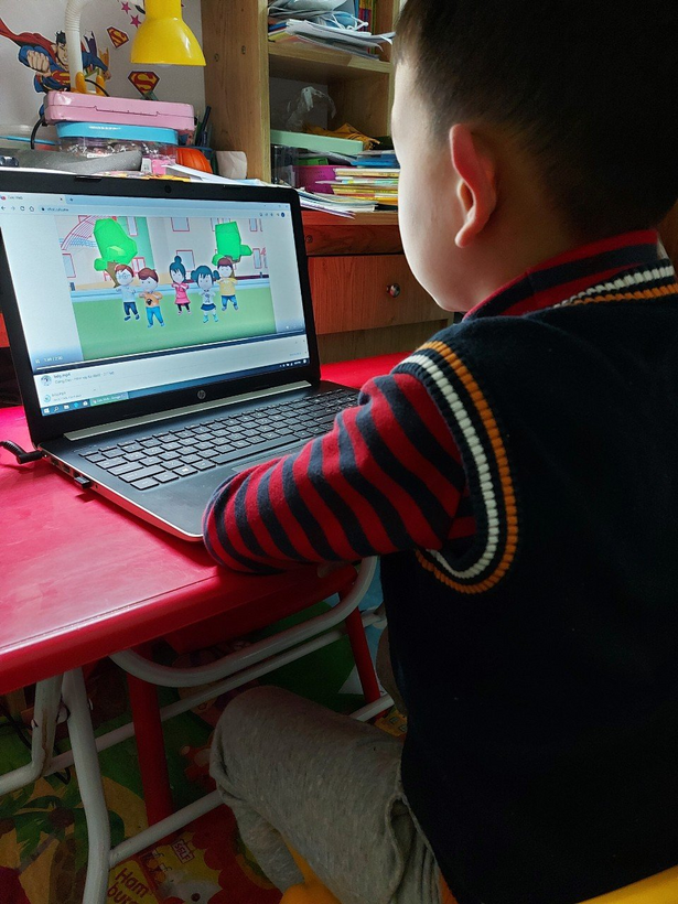 Ảnh có chứa văn bản, người, trong nhà, máy tính
Mô tả được tạo tự động