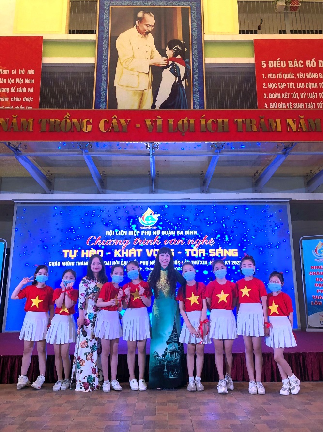 A group of children posing for a photo

Description automatically generated with medium confidence