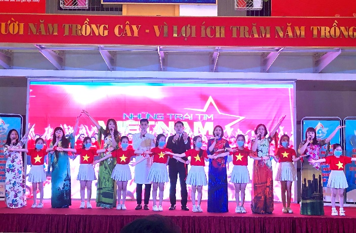 A group of people on a stage

Description automatically generated