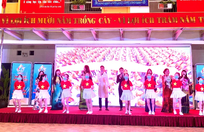 A group of people on a stage

Description automatically generated with medium confidence