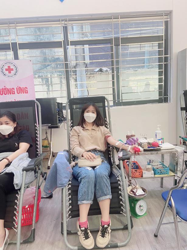 A person sitting in a chair
Description automatically generated with low confidence