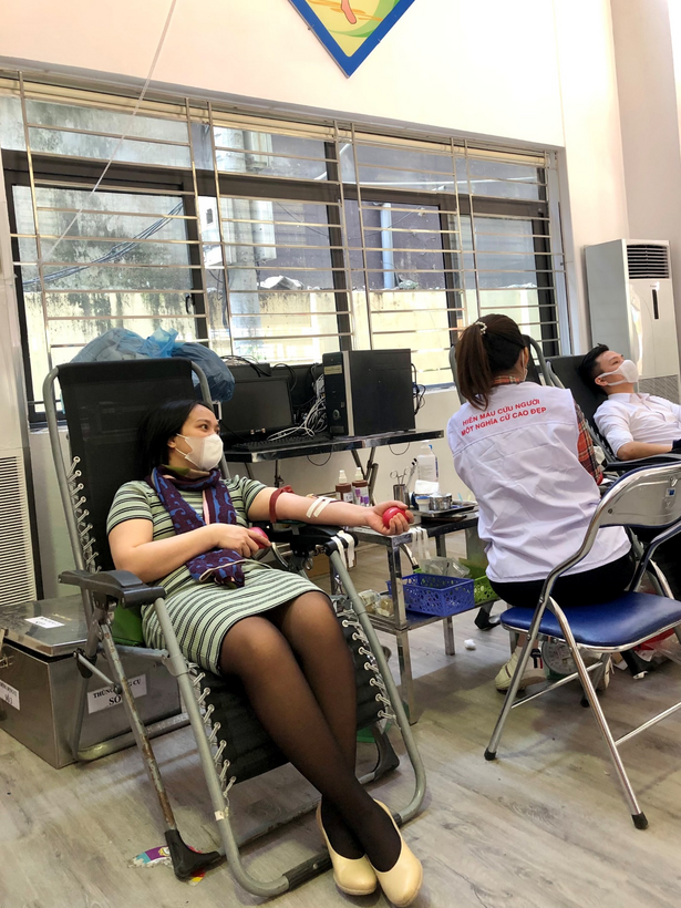 A person sitting in a chair
Description automatically generated with low confidence