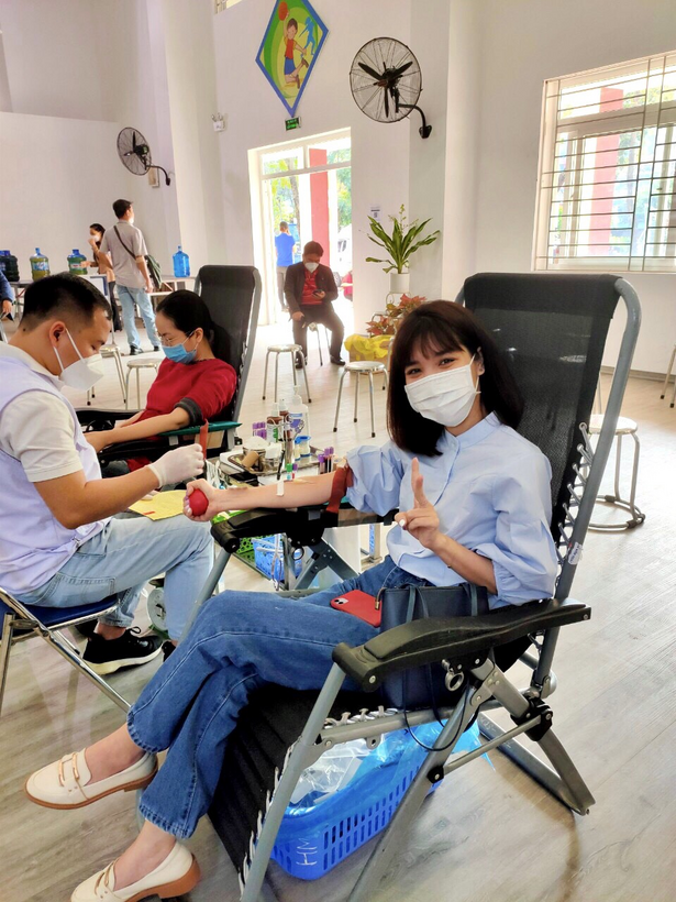 A group of people sitting in chairs
Description automatically generated with low confidence