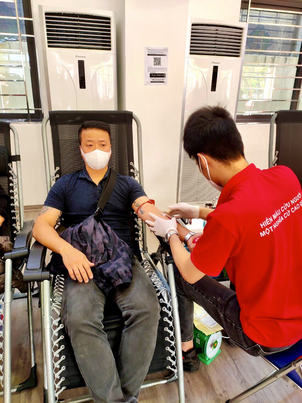 A picture containing person, indoor, standing
Description automatically generated