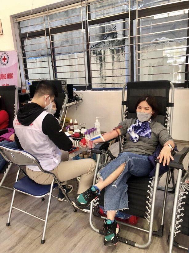 A person and person sitting in chairs
Description automatically generated with low confidence