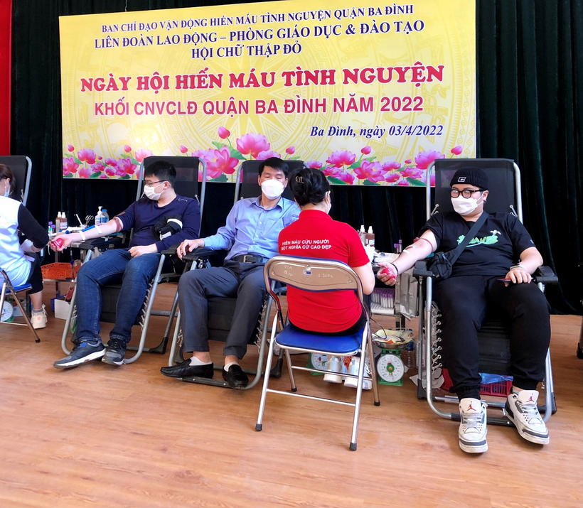 A group of people sitting in chairs
Description automatically generated