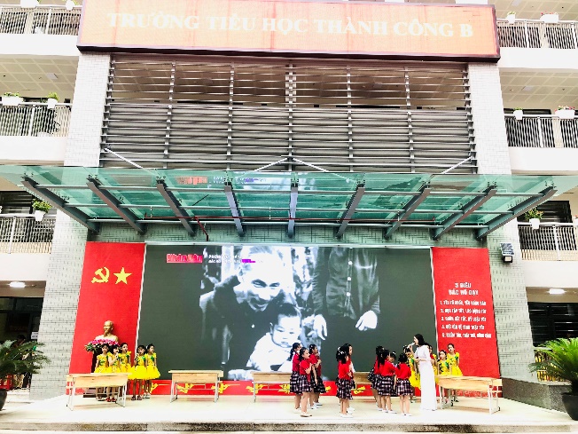 A group of people standing outside a building

Description automatically generated with low confidence