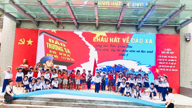 A group of people posing for a photo in front of a stage
Description automatically generated with medium confidence