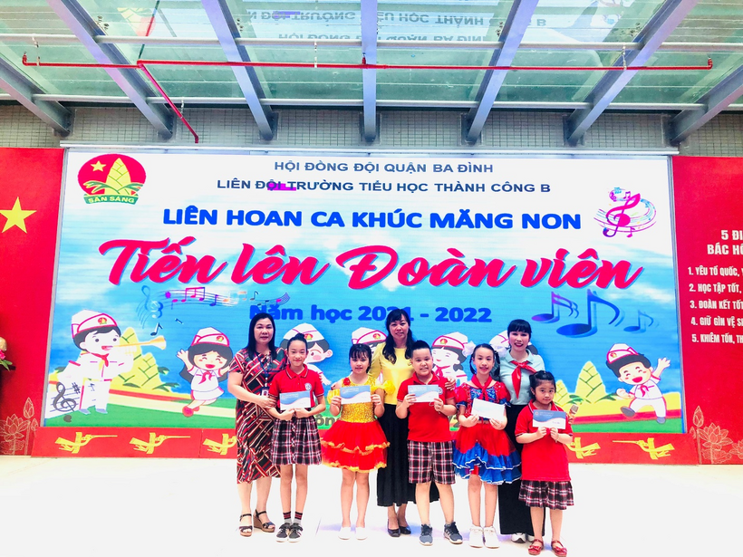 A group of people posing for a photo in front of a banner
Description automatically generated with medium confidence