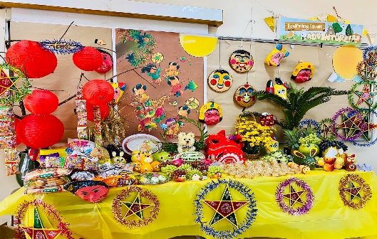 Ảnh có chứa bàn, đầy màu sắc, được trang trí, hoa
Mô tả được tạo tự động