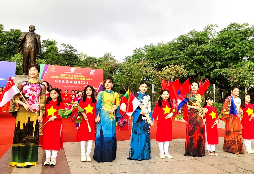 A group of women in traditional dress
Description automatically generated with low confidence