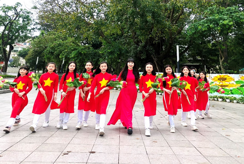 A picture containing tree, outdoor, ground, group
Description automatically generated