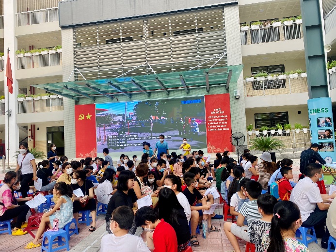 A picture containing person, people, scene, group

Description automatically generated