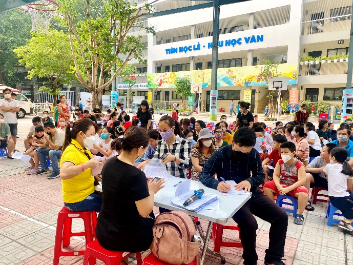 A group of people sitting outside
Description automatically generated with medium confidence