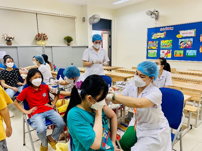 A group of people sitting in chairs
Description automatically generated with low confidence