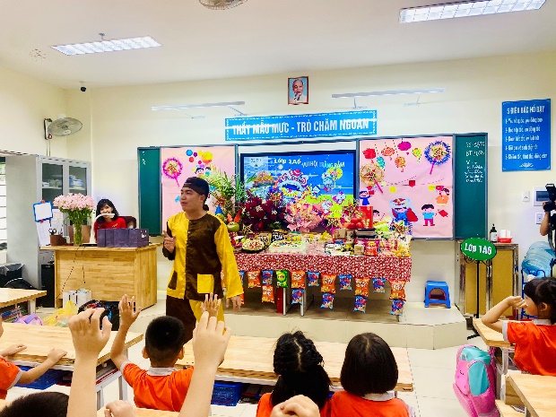 A person teaching children in a classroom
Description automatically generated with low confidence