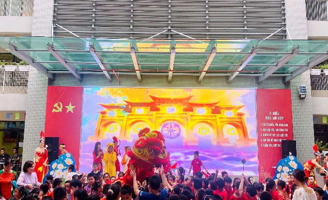 A picture containing building, crowd
Description automatically generated