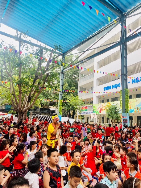 A large crowd of people outside a building

Description automatically generated with low confidence