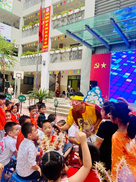 A picture containing text, person, outdoor, group
Description automatically generated