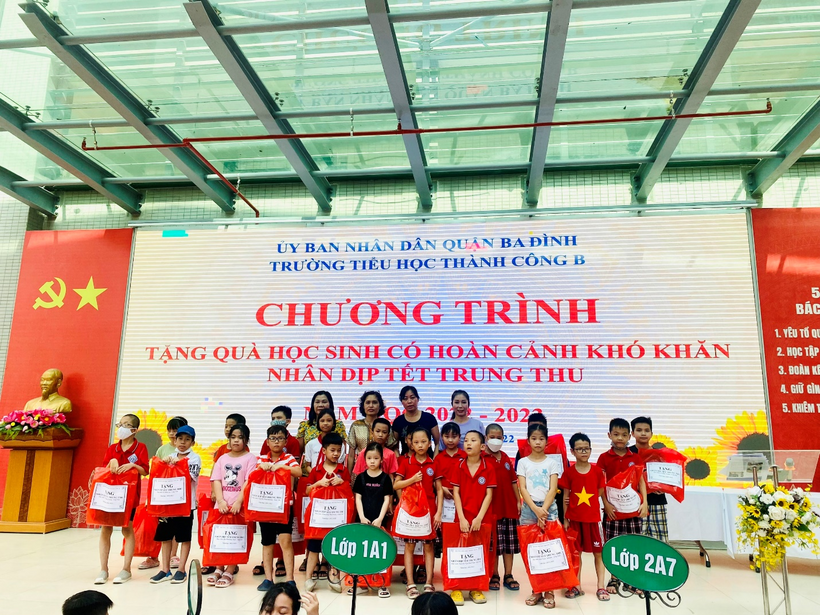 A group of people holding signs
Description automatically generated with medium confidence