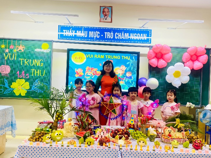 A group of people posing for a photo
Description automatically generated with medium confidence