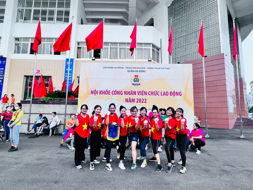 A group of people holding flags
Description automatically generated with medium confidence